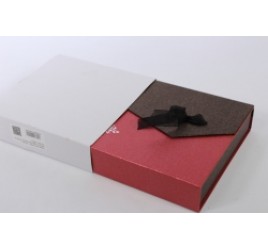 Коробка Квадрат с магнитом коричнево красная 18*18*5 см