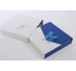 Коробка Квадрат с магнитом сине белая 18*18*5 см