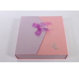 Коробка Квадрат с магнитом сиренево розовая 18*18*5 см