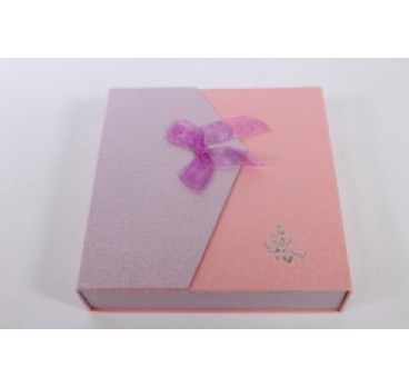 Коробка Квадрат с магнитом сиренево розовая 18*18*5 см